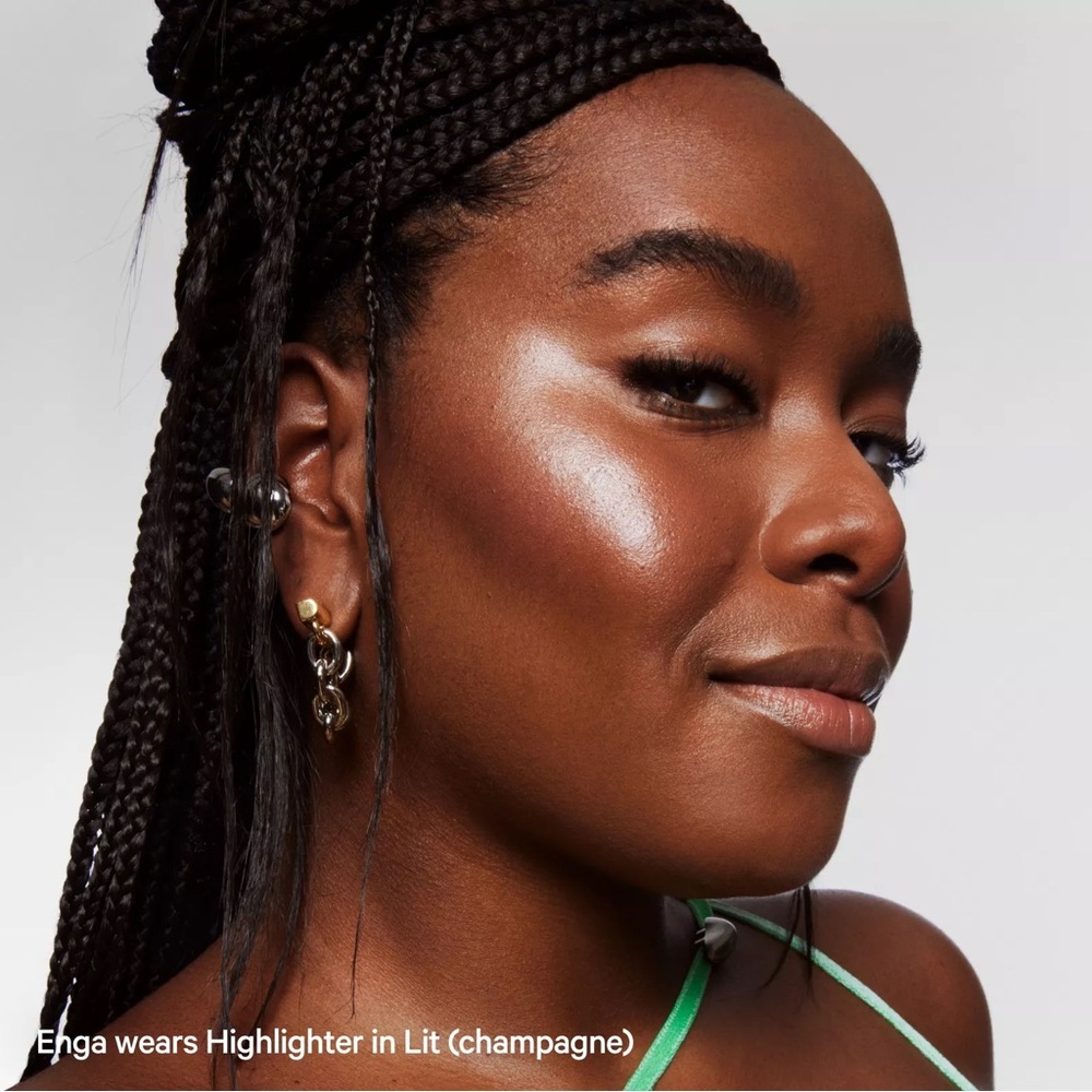 Milk ‘Lit’ Dewy Cream Highlighter Stick - Picture 4 of 10